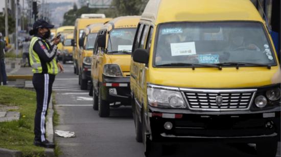 Furgonetas de transporte escolar en las calles de Quito, el 4 de junio de 2021.