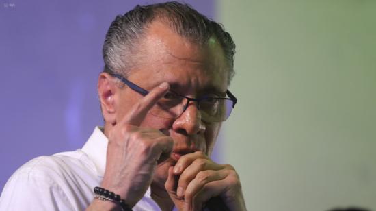 El exvicepresidente Jorge Glas en el Coliseo River Oeste, suburbio de Guayaquil, el 10 de abril de 2022, tras ser liberado por el juez Diego Moscoso.