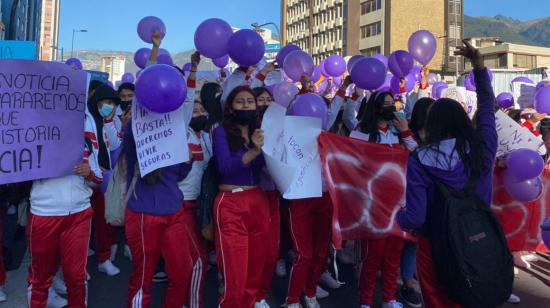 Estudiantes protestan por la violación de una estudiante de un colegio de Quito, el 26 de abril de 2022.