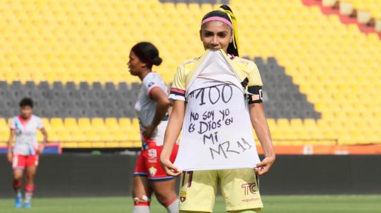 Madelen Riera festeja su gol número 100 en la Superliga femenina, el sábado 23 de abril de 2022, en el estadio Banco Pichincha. 