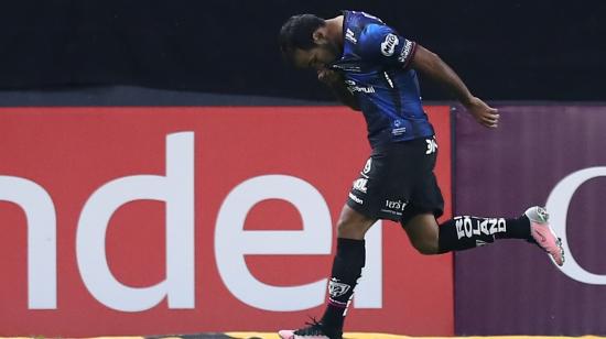 Junior Sornoza de Independiente celebra el gol del empate frente a Atlético Mineiro por la Fecha 3 del Grupo D de la Copa Libertadores, el 26 de abril de 2022.