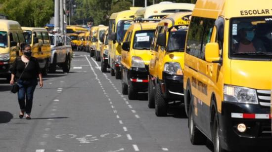 Unidades de transporte escolar en las calles de Quito, en septiembre de 2021.