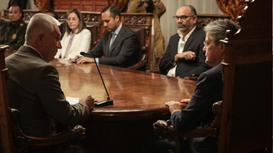 Luis Lara, ministro de Defensa, y Guillermo Lasso, presidente de la República, durante el acto de posesión del primero, el 26 de abril de 2022, en el Palacio de Carondelet.