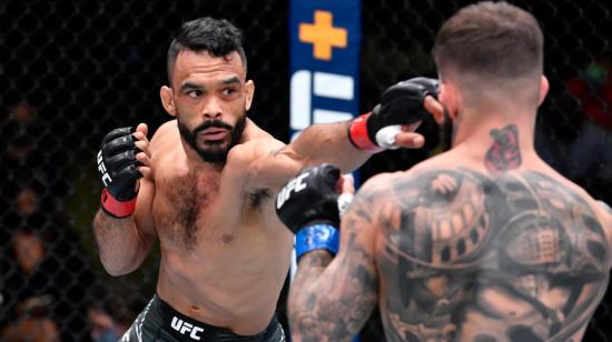 Rob Font conecta un golpe en su pelea ante Cody Garbrandt, en Las Vegas, el 22 de mayo de 2021.