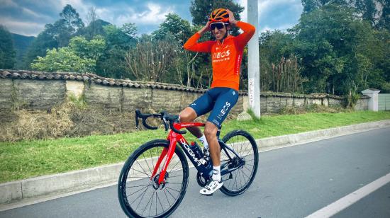 Egan Bernal sonríe y levanta sus brazos durante un entrenamiento en Colombia, el 1 de abril de 2022.