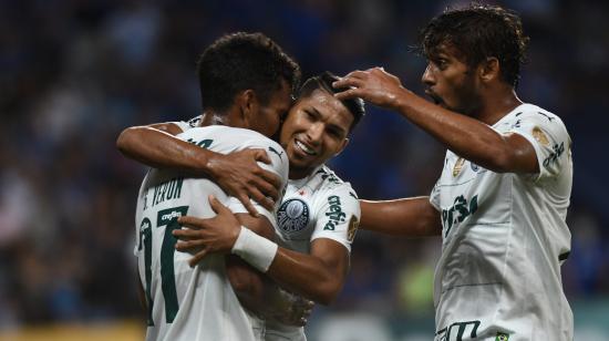 Los jugadores de Palmeiras festejan un gol ante Emelec, en Guayaquil, el 27 de abril de 2022.