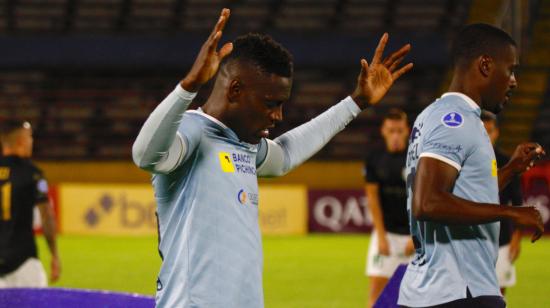 Cristian Martínez Borja, durante el partido de la Universidad Católica ante Banfield, en el estadio Olímpico Atahualpa, el 27 de abril de 2022.