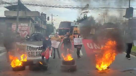 Un grupo de maestros de la UNE bloquea la vía Perimetral, para exigir el alza de sus salarios, el 28 de abril de 2022.