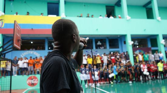 'El Che', rapero afroecuatoriano, canta en el centro de detención provisional de Guayaquil, 20 de abril de 2022.