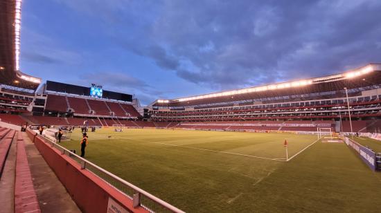 Vista panorámica del estadio Rodrigo Paz Delgado, antes del partido entre Liga y Antofagasta, el 12 de abril de 2022.