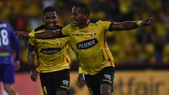 Nixon Molina, de Barcelona, abre sus brazos y celebra su gol ante Metropolitanos en el Estadio Banco Pichincha, el 28 de abril de 2022.