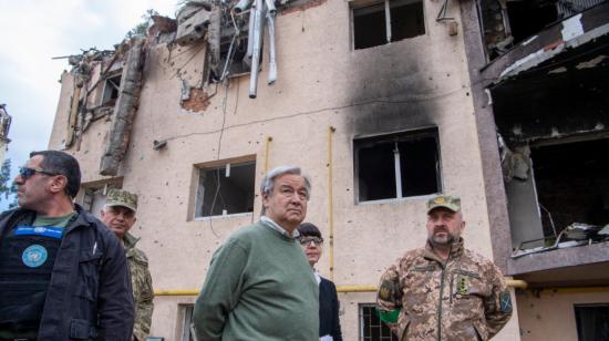 Antonio Guterres, secretario general de la ONU, junto al edificio residencial en Kiev, Ucrania, atacado por tropas rusas, el 28 de abril de 2022.