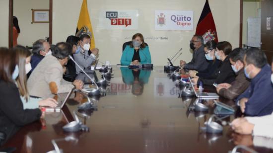 Autoridades del COE Metropolitano de Quito y del COE Nacional durante una reunión en el ECU 911, el 29 de abril de 2022. Allí se resolvió el retiro de las mascarillas.