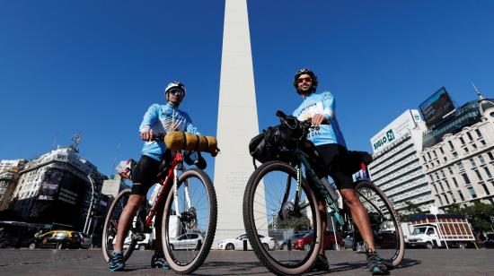 Lucas Ledesma, de 34 años, y Leandro Blanco, de 31 años, posan para un foto frente al Obelisco de Buenos Aires, el 28 de abril de 2022.