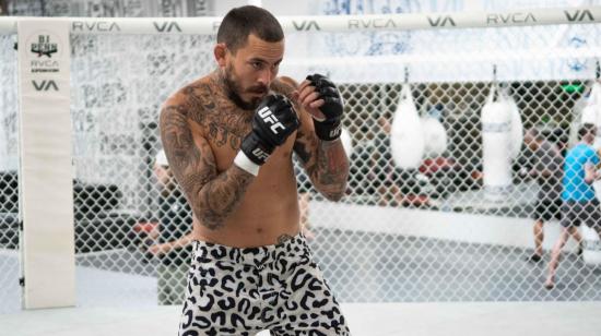 El peleador ecuatoriano, Marlon 'Chito' Vera, durante una sesión de fotos de la UFC previo a la pelear contra Rob Font.