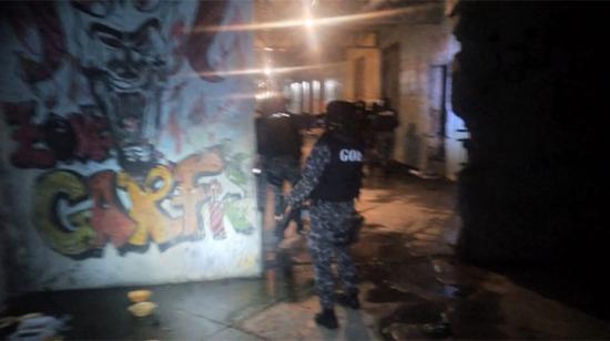 Luego de cada revuelta en la Penitenciaría o en la regional de Guayaquil la Policía trata de recuperar el control de los pabellones, en medio de ataques armados de los integrantes de las bandas.