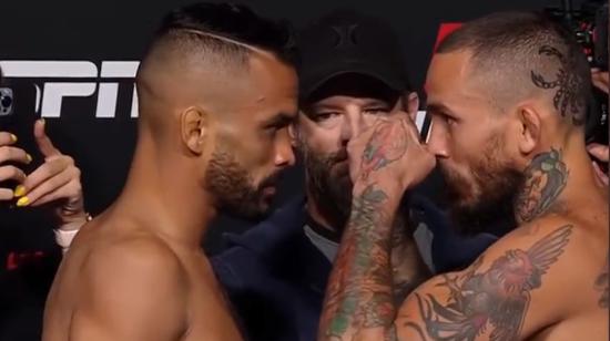 Rob Font (i) frente a Chito Vera (d), después del pesaje del UFC Fight Night 53, en Las Vegas.