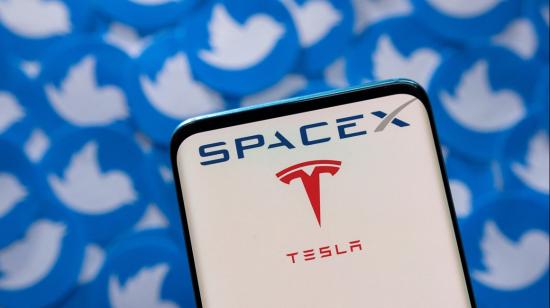 Ilustración de los logos de Tesla y SpaceX en un celular inteligente, sobre un fondo con los logos de Twitter.