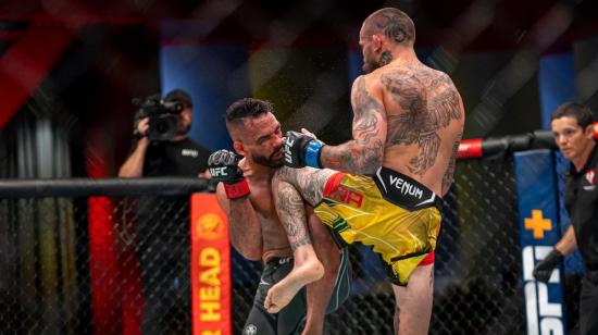 'Chito' Vera conecta un rodillazo en el rostro de Rob Font en la pelea estelar del UFC Fight Night 53, el 30 de abril de 2022.