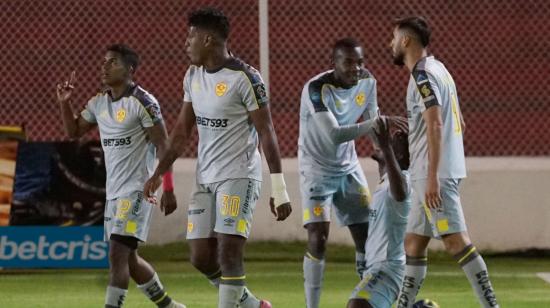 Los jugadores de Aucas celebran el gol anotado frente a Técnico Universitario en la Fecha 11 de la LigaPro, el sábado 30 de abril de 2022.