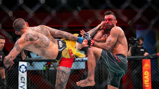 Marlon 'Chito' Vera conecta una patada en el rostro de Rob Font en la pelea estelar del sábado 30 de abril de 2022.