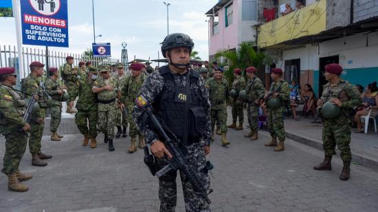 Militares junto a un oficial del GIR, durante un operativo en el sur de Guayaquil, el 30 de abril de 2022.