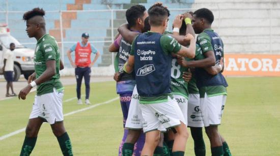 Los jugadores de Orense celebran un gol frente a Universidad Católica en la Fecha 11 de la LigaPro, el 1 de mayo de 2022.