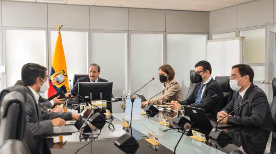 El ministro de Finanzas, Simón Cueva, en una reunión con representantes del Banco Mundial, en el marco de una visita oficial a Ecuador, el 25 de abril de 2022. 