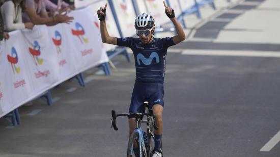 El corredor colombiano Iván Ramiro Sosa festeja su triunfo en la segunda etapa de la Vuelta Ciclista a Asturias 2022
