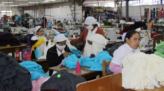 Imagen referencial de trabajadoras en una empresa textil en Ecuador, en 2022.