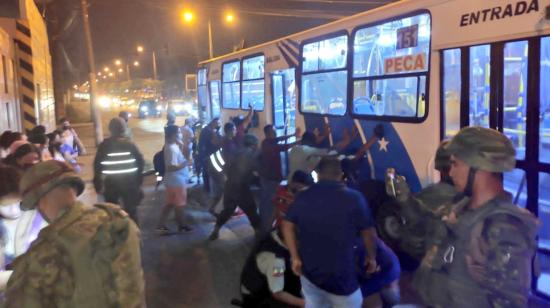 Policías y militares realizan operativos fijos y dinámicos durante el estado de excepción y toque de queda, en distintos lugares de Pascuales, noroeste de Guayaquil. 