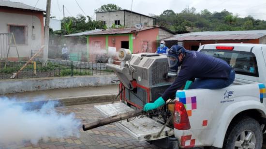 Funcionarios del Municipio de Guayaquil durante una jornada de fumigación contra el dengue, el 22 de enero de 2022.