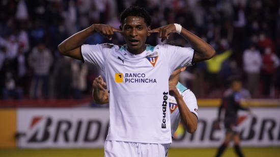 Jefferson Arce, celebrando en la victoria de Liga de Quito ante Antofagasta, en el estadio Rodrigo Paz Delgado, en Quito, el 12 de abril de 2022.