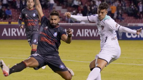 Michael Hoyos, de Liga de Quito, en el partido ante Deportivo Antofagasta, en el estadio Rodrigo Paz Delgado, el 12 de abril de 2022.