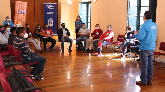 Un grupo de hombres recibe una charla en el 'Club de hombres por el buen trato', en mayo de 2022.