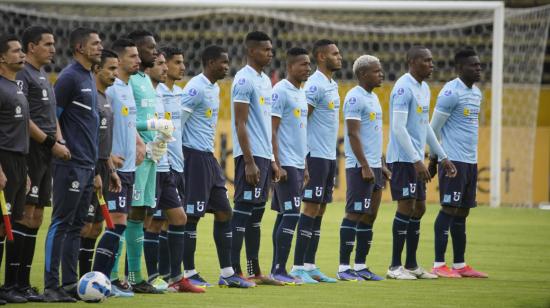 Jugadores de la Universidad Católica, antes del partido ante Unión La Calera, por Copa Sudamericana, en Quito, el 5 de abril de 2022.