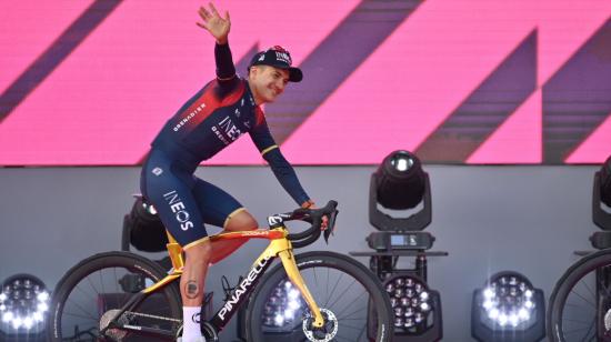 Richard Carapaz saluda al público en Budapest, el miércoles 4 de mayo, durante la presentación oficial de los equipos que correrán el Giro de Italia 2022. 