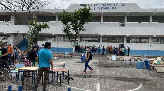 Madres y estudiantes realizan minga en la Unidad Educativa Los Vergeles previo al inicio de clases en el régimen Costa. Guayaquil, 4 de mayo de 2022.