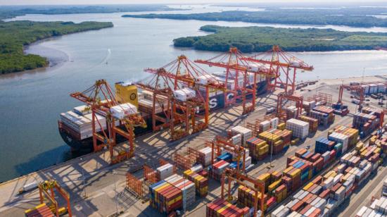 Vista de la terminal marítima de Guayaquil, operada por Contecon.