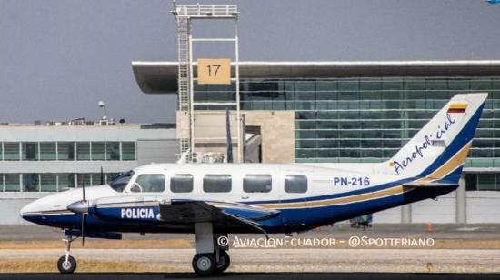 La avioneta Piper 31 de la Policía amarizó en Esmeraldas el 4 de mayo de 2022.