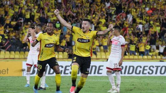 Los jugadores de Barcelona festejan un gol ante Lanús, en el Estadio Banco Pichincha, el 4 de mayo de 2022.