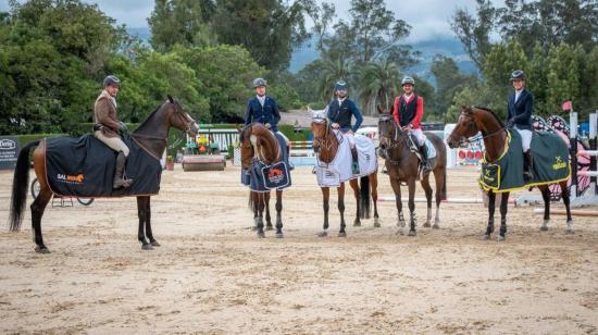 Jinetes ecuatorianos, durante el Concurso Hípico Nacional, en Quito, el 5 de mayo de 2022.