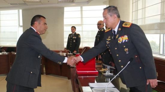 El general Nelson Proaño (derecha), nuevo jefe del Comando Conjunto de las Fuerzas Armadas durante un acto en la universidad ESPE, el 15 de agosto de 2019.