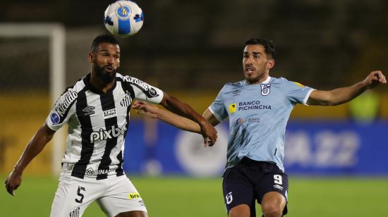 Lisandro Alzugaray, de Universidad Católica, disputa un balón con Maranhão, de Santos, en un partido por Copa Libertadores, en Quito, el 5 de mayo de 2022.