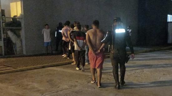 La Policía mientras llevaba a los detenidos por el crimen de Walter Vallejo, abogado de alias 'Gerald', afuera de un hotel de Guayaquil, el 5 de mayo de 2022.