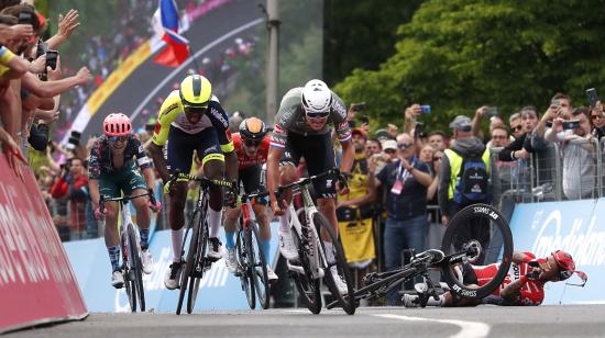 Mathieu Van der Poel, del Alpecin, antes de cruzar la meta de la Etapa 1 del Giro de Italia, el 6 de mayo de 2022.