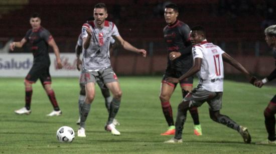 Jugadores del Deportivo Cuenca y el Técnico Universitario, en el estadio Alejandro Serrano Aguilar, el 6 de mayo de 2022.