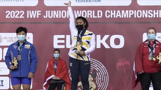 Bella Paredes celebra en el podio del Campeonato Mundial Juvenil de Pesas, en Grecia, el 7 de mayo de 2022.