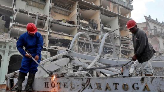 Trabajadores junto a los escombros del hotel Saratoga, en La Habana, el 7 de mayo de 2022. 