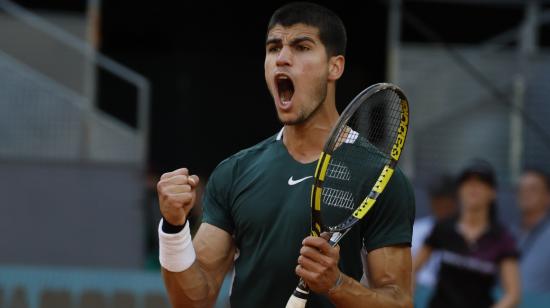 Carlos Alcaraz celebra la victoria ante el serbio Novak Djokovic, tras el partido de semifinal del Mutua Madrid Open,, el 7 de mayo de 2022.